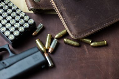 9mm Sub hergün modern silah taşır deri arka planda kurşun, cep tabancası
