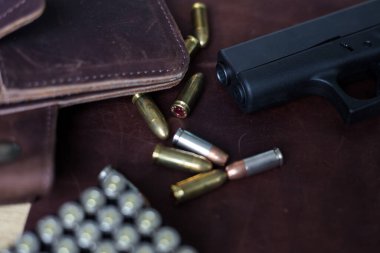 9mm Sub hergün modern silah taşır deri arka planda kurşun, cep tabancası