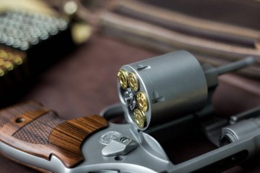 Ceketli 44 'lük magnum tabanca. Deri arka planda 240 tahıl mermisi.