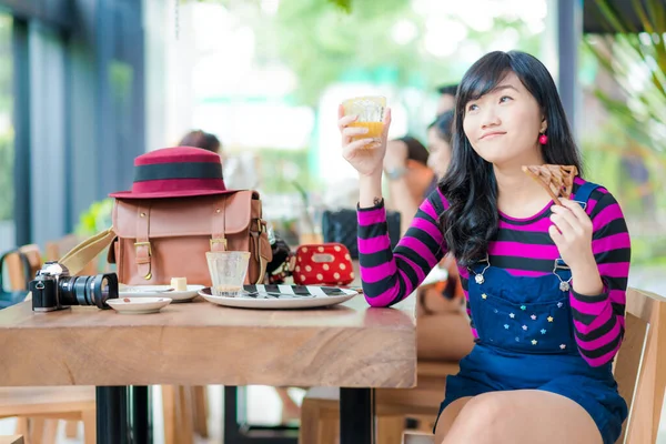 카페에 뜨거운 커피를 마시고 아름다운 미소를 아시아 여성들 — 스톡 사진