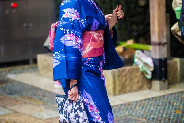 Giovane Ragazza Giapponese Che Indossa Tessuto Tradizionale Kimono Nel Santuario — Foto Stock