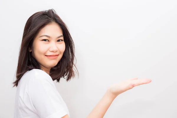 美丽的亚洲健康微笑的女人在白色背景上显示出受欢迎的手势 — 图库照片
