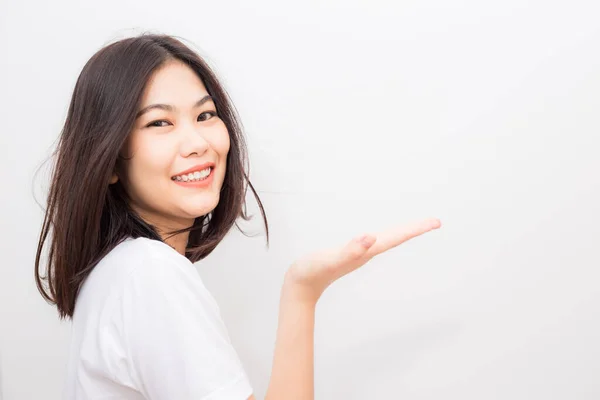 美丽的亚洲健康微笑的女人在白色背景上显示出受欢迎的手势 — 图库照片