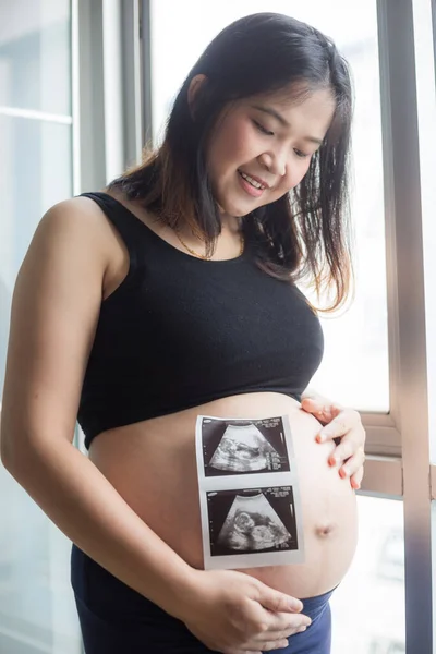 Asiática Embarazada Mujeres Pie Por Ventana Con Luz Expectativa Concepto — Foto de Stock