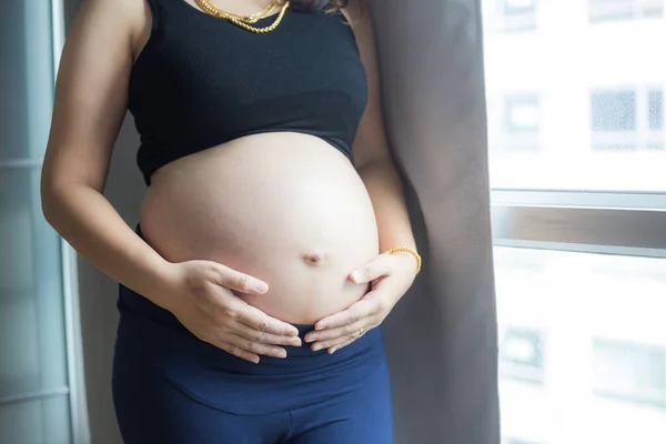 Hermosa Feliz Asiático Embarazada Mujeres Pie Habitación Por Ventana Esperanza — Foto de Stock