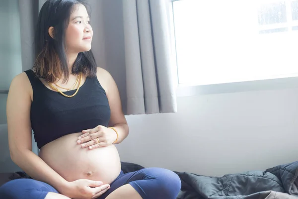 Feliz Embarazada Mujeres Sanas Sentadas Acogedora Habitación Mirando Foto Niño — Foto de Stock