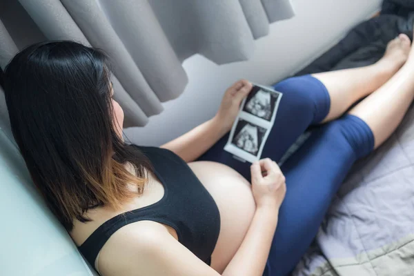 Feliz Embarazada Mujeres Sanas Sentadas Acogedora Habitación Mirando Foto Niño — Foto de Stock