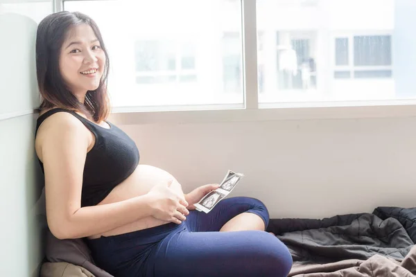 Feliz Embarazada Mujeres Sanas Sentadas Acogedora Habitación Mirando Foto Niño — Foto de Stock