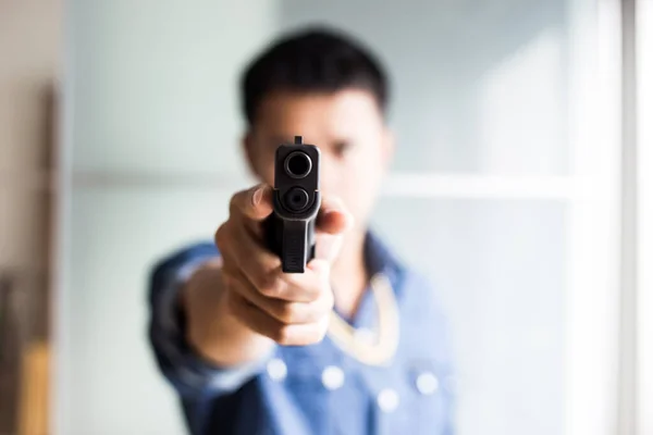 Mafia Homem Rico Camisa Jean Com Arma Ouro Segurando Conceito — Fotografia de Stock