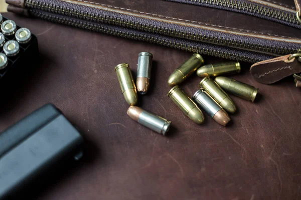 9毫米冲锋枪 每天携带真皮背景子弹的现代枪 波克枪 — 图库照片