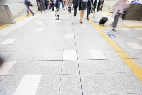 Pasajeros Borrosos Caminando Osaka Estación Tren Concepto Fondo Negocios — Foto de Stock
