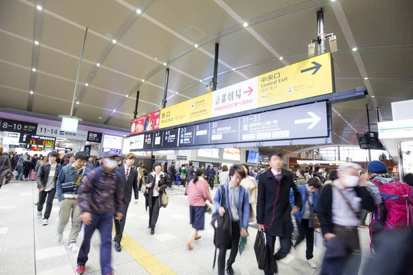 Pasajeros Borrosos Caminando Osaka Estación Tren Concepto Fondo Negocios — Foto de Stock
