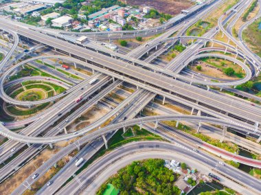 Hava manzaralı şehir yolu kavşağı ve kavşak üst geçidi gündüz vakti Bangkok Tayland 'da.