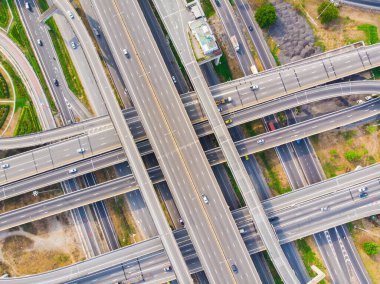 Hava manzaralı şehir yolu kavşağı ve kavşak üst geçidi gündüz vakti Bangkok Tayland 'da.