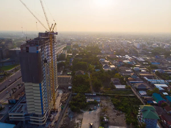 Budova Staveniště Jeřábem High Rise Kondominium Západ Slunce Světlo Letecký — Stock fotografie