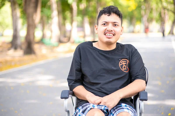 Inaktivera Asiatisk Man Sitter Rullstol Stadsparken Hopp Koncept — Stockfoto