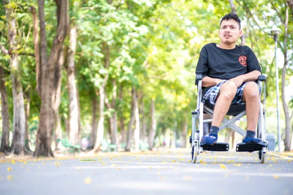Inaktivera Asiatisk Man Sitter Rullstol Stadsparken Hopp Koncept — Stockfoto