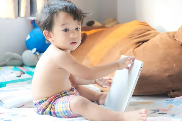 Evdeki Battaniyeli Odada Dizüstü Bilgisayarla Oynayan Komik Çocuk — Stok fotoğraf