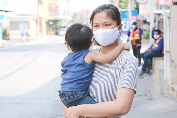 子供の男の子とシングルマザーマスク屋外の街で 母親と子供は コロナウイルスとインフルエンザの流行の間に顔マスクを着用します ウイルス及び疾病の予防 — ストック写真