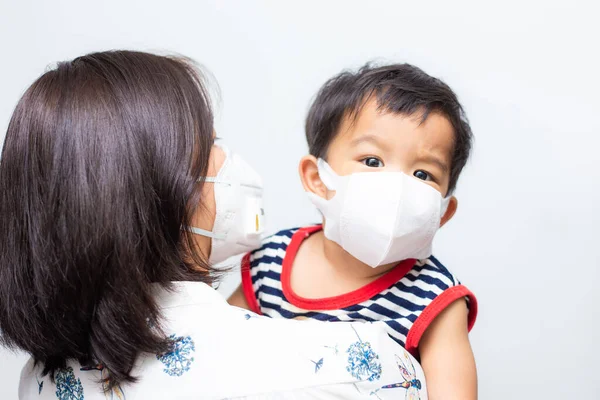 Asyalı Anne Oğlunu Kovid Virüse Karşı Koruyucu Maske Takıyor Başbakan — Stok fotoğraf