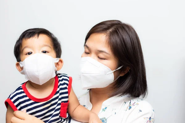 Asiatisk Mor Håller Sin Son Bär Skyddsmask Mot Covid Virus — Stockfoto