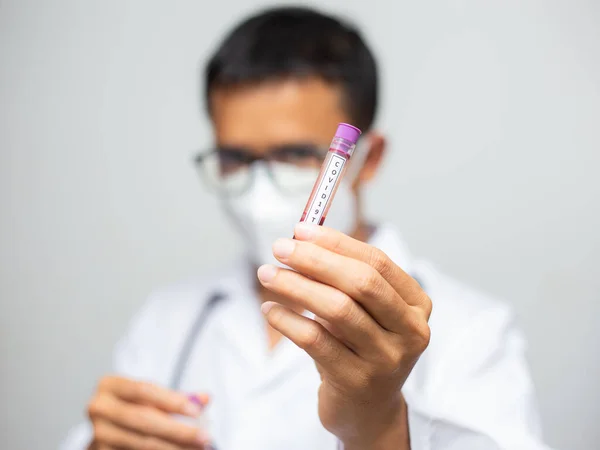 Läkare Visar Coronavirus Covid Vaccin Skott För Virusinfekterade Patientens Laboratorium — Stockfoto