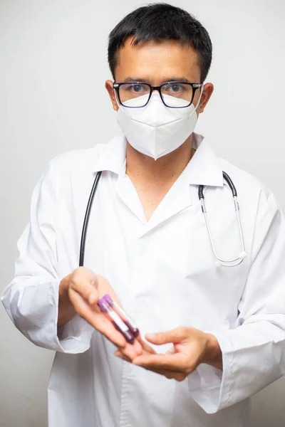 Läkare Visar Coronavirus Covid Vaccin Skott För Virusinfekterade Patientens Laboratorium — Stockfoto