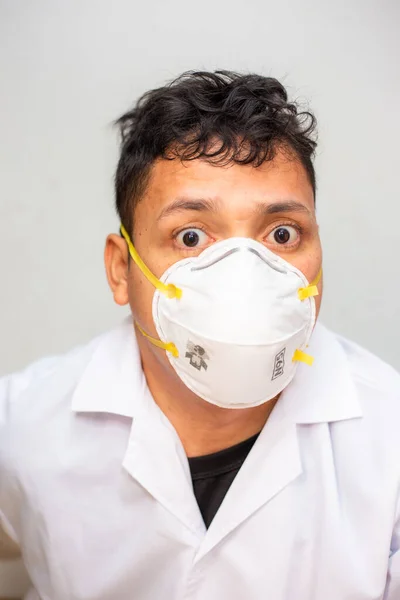 Joven Asiático Hombre Usar N95 Máscara Proteger Atardecer Covid Blanco —  Fotos de Stock