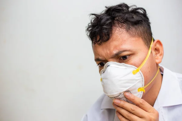 Ung Asiatisk Man Bär N95 Mask Skydda Skymning Och Covid — Stockfoto