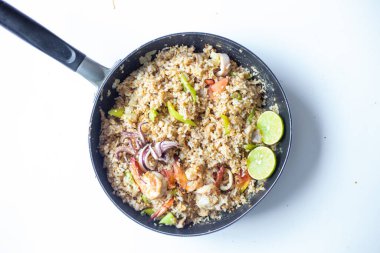 Kaplan karidesli Asya pilavı ve tavada deniz ürünleri.