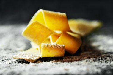 el yapımı makarna un arka plan yakın çekim horizont ile karanlık bir üzerine