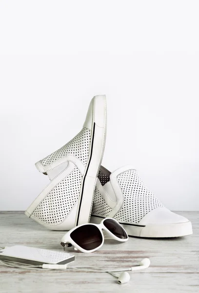 白い女性靴、サングラス、ヘッドフォンとスマート フォン — ストック写真