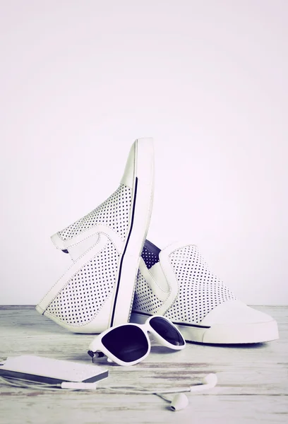 Image teintée blanc chaussures féminines, lunettes de soleil et un téléphone intelligent w — Photo