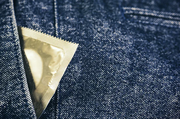Презерватив в кармане мужских брюк крупным планом горизонтальный — стоковое фото