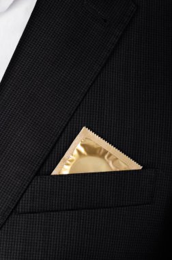 Prezervatif cep takım elbise ceket yakın çekim dikey içinde