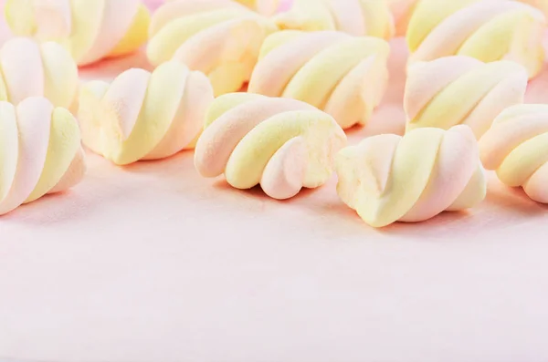 Many sweets marshmallow on a pink background horizontal — Stock Photo, Image