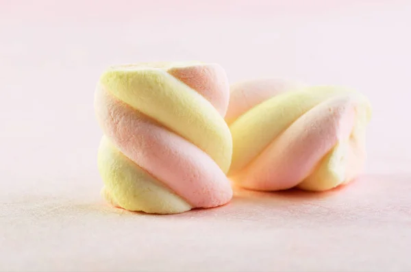 Два цукерки зефір на рожевому фоні горизонтальний — стокове фото