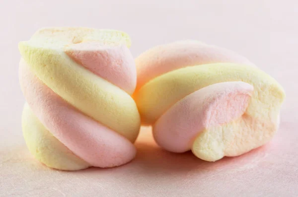 Close-up van twee snoep marshmallow op een roze achtergrond horizontale — Stockfoto