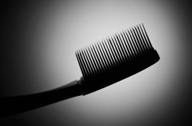 hafif bir arka plan üzerinde bir diş fırçası silüeti