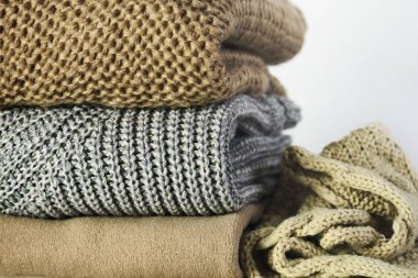 Kazak ve bir beyaz tahta üzerine bir eşarp üç sıcak o