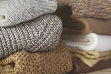 renkli görüntü iki yığınları üzerinde bir ışık masada sıcak kazak