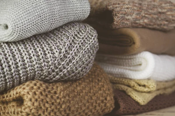 renkli görüntü iki yığınları üzerinde bir ışık masada sıcak kazak