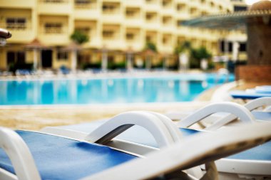 ıssız otel havuzu erken sabah, yatay