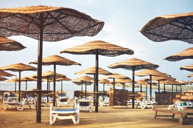 renkli görüntü otel plaj alanı şemsiye ve şezlonglar, s