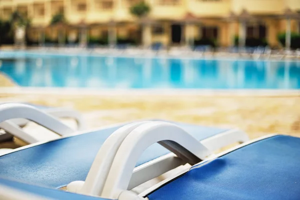 Close-up deserted hotel pool in the early morning, horizontal — Stock Photo, Image