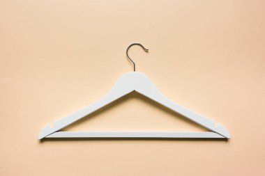 Pastel turuncu arka planda beyaz tahta omuz. Moda kadınsı blog satış mağazası tanıtım tasarımı alışveriş konsepti. Düz yatış, üst görünüm, model, genel giderler