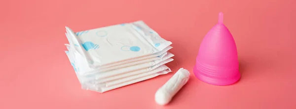 Copa menstrual y tampones sobre fondo rosa. Producto alternativo de higiene femenina durante el período. Concepto de salud de las mujeres. Copiar espacio. Concepto ecológico, cero productos de desecho. Plancha plana, maqueta, temporal — Foto de Stock