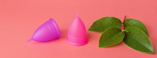 Menstruationskoppar på rosa bakgrund. Alternativ feminin hygienprodukt under perioden. Kvinnors hälsa. Uppfattat utrymme. Miljövänligt koncept, noll avfallsprodukt. Mockup, mall — Stockfoto