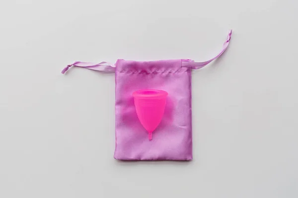 Copa menstrual sobre fondo de papel blanco. Producto alternativo de higiene femenina durante el período. Concepto de salud de las mujeres. Copiar espacio. Concepto ecológico, cero productos de desecho. Plancha plana, maqueta, plantilla — Foto de Stock