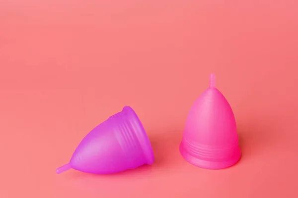 Tazas menstruales sobre fondo rosa. Producto alternativo de higiene femenina durante el período. Concepto de salud de las mujeres. Copiar espacio. Concepto ecológico, cero productos de desecho. maqueta, plantilla — Foto de Stock